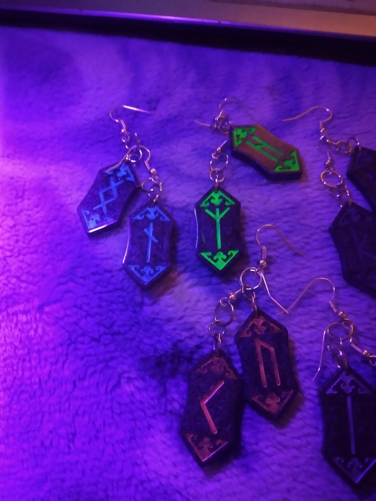 Glow in the dark Rune ear rings - Click Image to Close